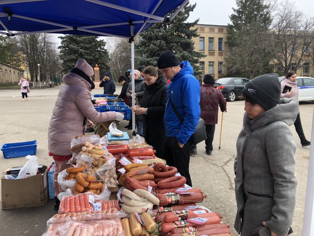 В пгт Володарское состоялась сельскохозяйственная ярмарка 15